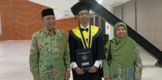 Wisuda UMS 2025, Agung Danarto Dampingi Putra Raih Gelar Sarjana Arsitektur