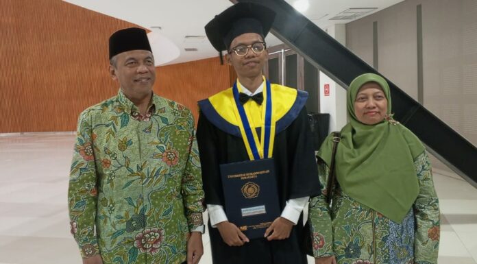 Wisuda UMS 2025, Agung Danarto Dampingi Putra Raih Gelar Sarjana Arsitektur