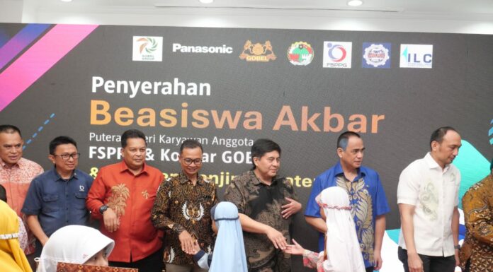 FSPPG K-Sarbumusi Serahkan Beasiswa Untuk Anak Anggota