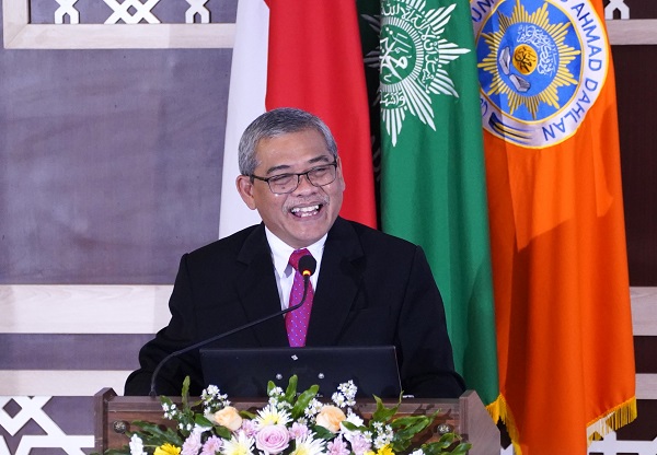 Rektor UAD, Prof Muchlas saat menyampaikan laporan tahunan. (foto : istimewa)