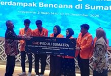 UAD Serahkan Bantuan bagi Mahasiswa Terdampak Bencana Sumatera Prof Muchlas didampingi Utik Bidayati secara simbolis menyerahkan bantuan kepada mahasiswa Sumatera yang terdampak bencana. (foto : heri purwata)