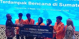 UAD Serahkan Bantuan bagi Mahasiswa Terdampak Bencana Sumatera Prof Muchlas didampingi Utik Bidayati secara simbolis menyerahkan bantuan kepada mahasiswa Sumatera yang terdampak bencana. (foto : heri purwata)