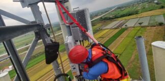 Jaringan Siap Tempur, XLSMART Tingkatkan Kapasitas Hingga 3 Kali Lipat Sambut Natal–Tahun Baru 2026 Dua orang teknisi sedang melakukan pemeliharaan base transceiver station (BTS) milik XLSMART yang berlokasi di sekitar tol poros Klaten - Boyolali, Ngawen, Kabupaten Klaten, Jawa Tengah, awal November 2025 yang lalu.