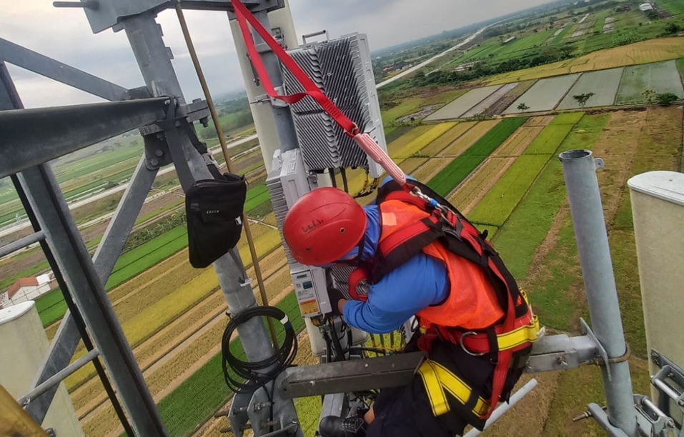 Dua orang teknisi sedang melakukan pemeliharaan base transceiver station (BTS) milik XLSMART yang berlokasi di sekitar tol poros Klaten - Boyolali, Ngawen, Kabupaten Klaten, Jawa Tengah, awal November 2025 yang lalu.