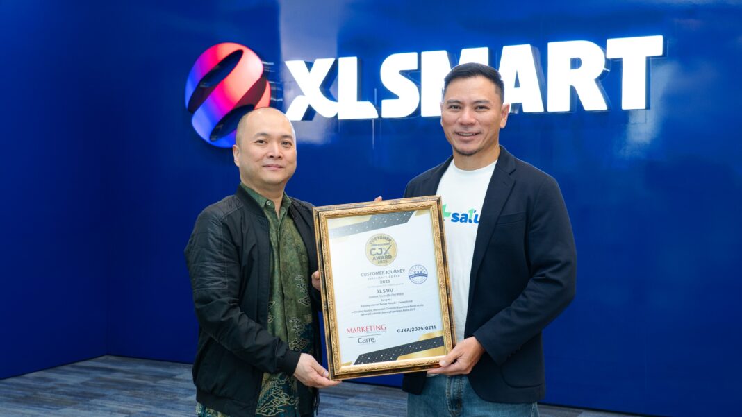 XL SATU AWARD (ki-ka) : Direktur & Chief Strategy & Home Business Officer XLSMART, Feiruz Ikhwan (kanan) bersama dengan Group Head Home Business Management XLSMART, Julius Goeinawan (kiri) menerima penghargaan Customer Journey Experience Award 2025 untuk kategori Enjoying Internet Service Provider (Conventional).
