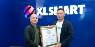 XL SATU Borong Penghargaan Customer Journey Experience Award 2025, Perkuat Layanan Internet Rumah Andal XL SATU AWARD (ki-ka) : Direktur & Chief Strategy & Home Business Officer XLSMART, Feiruz Ikhwan (kanan) bersama dengan Group Head Home Business Management XLSMART, Julius Goeinawan (kiri) menerima penghargaan Customer Journey Experience Award 2025 untuk kategori Enjoying Internet Service Provider (Conventional).