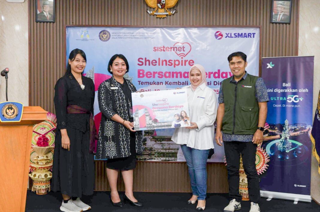 Perencana Muda Deputi Bidang Kesetaraan Gender, Kementerian Pemberdayaan Perempuan dan Perlindungan Anak Republik Indonesia, Setiorini, Kasi Bimbingan Klien Anak Balai Pemasyarakatan Kelas I Denpasar, Putu Yogi Hitha Wati, Product Owner Sisternet XLSMART, Adelia Panjaitan, dan Head Of Sales Greater Bali XLSMART, Riswan Sitorus, pada pelaksanaan Sisternet SheInspire di Balai Pemasyarakatan (Bapas) Denpasar pada 18–19 Desember 2025.