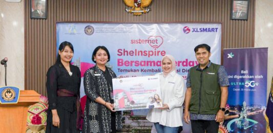 Sisternet Perkuat Pemberdayaan Perempuan Bapas Denpasar, Siapkan UMKM Tembus Pasar Global lewat KMP 2026 Perencana Muda Deputi Bidang Kesetaraan Gender, Kementerian Pemberdayaan Perempuan dan Perlindungan Anak Republik Indonesia, Setiorini, Kasi Bimbingan Klien Anak Balai Pemasyarakatan Kelas I Denpasar, Putu Yogi Hitha Wati, Product Owner Sisternet XLSMART, Adelia Panjaitan, dan Head Of Sales Greater Bali XLSMART, Riswan Sitorus, pada pelaksanaan Sisternet SheInspire di Balai Pemasyarakatan (Bapas) Denpasar pada 18–19 Desember 2025.