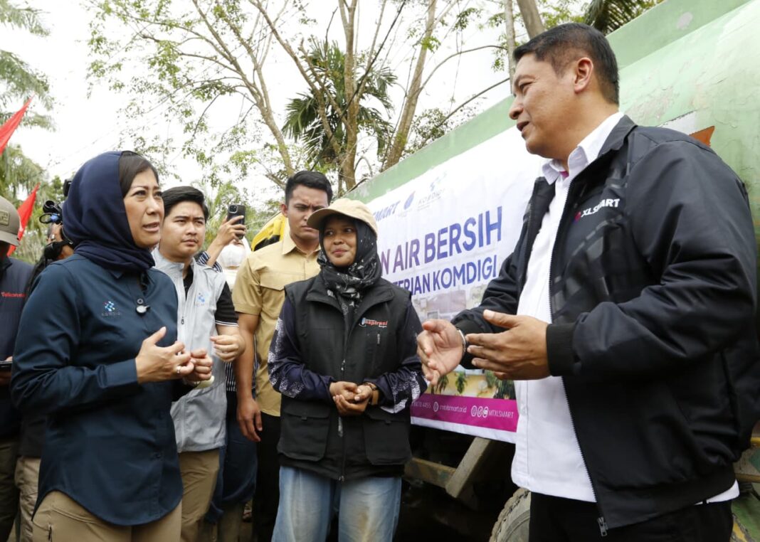 Head of Sales XLSMART Northern 1 West, Horas Lubis bersama Menteri Komunikasi dan Digital Republik Indonesia, Meutya Viada Hafid saat mengunjungi lokasi penyaluran bantuan air bersih dari XLSMART di Kantor SAMSAT Aceh Tamiang pada Ahad (28/12/2025).