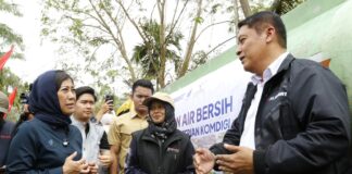 Jaringan Telekomunikasi Pascabanjir di Aceh Tamiang Berangsur Pulih, XLSMART–KOMDIGI Perkuat Sinergi Head of Sales XLSMART Northern 1 West, Horas Lubis bersama Menteri Komunikasi dan Digital Republik Indonesia, Meutya Viada Hafid saat mengunjungi lokasi penyaluran bantuan air bersih dari XLSMART di Kantor SAMSAT Aceh Tamiang pada Ahad (28/12/2025).