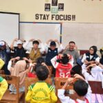 Momen Mendikdasmen Bersama Murid PAUD di Kelas Psikososial Terdampak Banjir di Kabupaten Agam