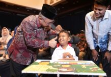 Menerima Lukisan Karya Penyandang Disabilitas, Mendikdasmen Sebut Gelar Karya Vokasi PKPLK 2025 Jadi Ruang Setara yang Inklusif, Terbuka dan Apresiatif