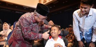 Menerima Lukisan Karya Penyandang Disabilitas, Mendikdasmen Sebut Gelar Karya Vokasi PKPLK 2025 Jadi Ruang Setara yang Inklusif, Terbuka dan Apresiatif