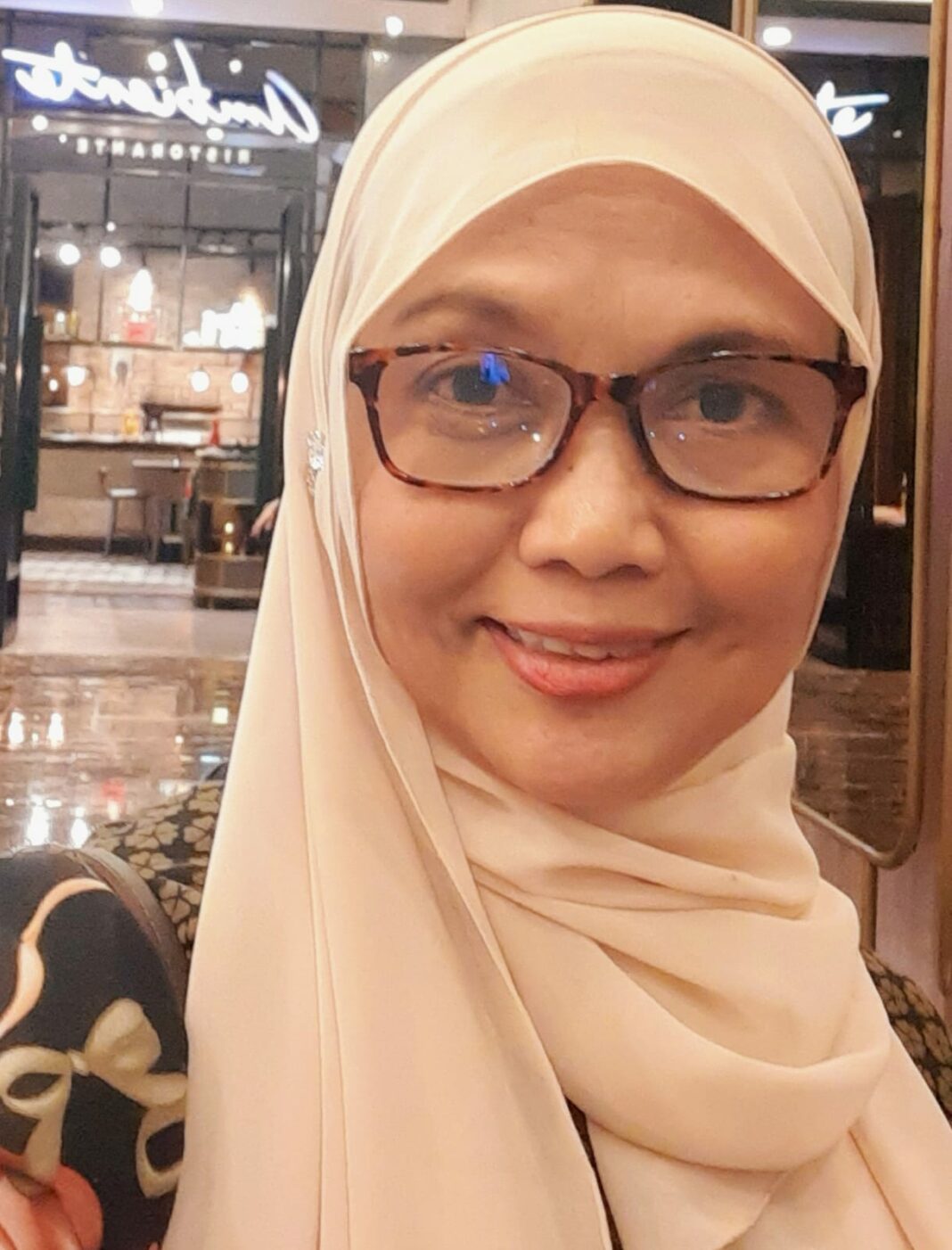 Di balik spanduk penerimaan mahasiswa baru, dunia pendidikan tinggi sesungguhnya sedang berhadapan dengan satu kenyataan yang tak selalu nyaman diakui: mahasiswa datang dengan motif yang sangat beragam. Kampus, sadar atau tidak, sedang bermain di sebuah “pasar” dengan karakter konsumen yang berbeda-beda.