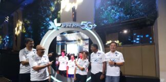 XL Ultra 5G+: Layanan 5G Tercepat dan Merata di 33 Kota, Diperkenalkan Bersama Konser Lintas Kota (ki-ka) Presiden Direktur & CEO XLSMART, Rajeev Sethi, Direktur & Chief Integration Officer XLSMART, Sanjey Vaghasia, Direktur & Chief Information Technology Officer XLSMART, Yessie D. Yosetya, Direktur & Chief Technology Officer XLSMART, Shurish Subbramaniam dan Direktur & Chief Strategy & Home Business Officer XLSMART, Feiruz Ikhwan berinteraksi secara virtual yang terhubung oleh portal 5G dengan Direktur & Chief Commercial Officer XLSMART, David Arcelus Oses (tengah kiri), Direktur & Chief Regulatory Officer XLSMART, Merza Fachys (tengah) dan Direktur & Chief People Officer XLSMARTm Jeremiah Ratadhi yang berada di Surabaya dalam acara peluncuran XL Ultra 5G+ di Jakarta, Jumat (30/1).