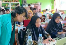 Mahasiswa KKN UMS Latih Guru AI dan Koding