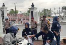 Kalmapita 92 dan Polresta Surakarta Bagikan Takjil