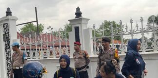 Kalmapita 92 dan Polresta Surakarta Bagikan Takjil
