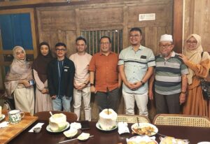 Lulusan Prodi MTI FTI UII bersama keluarga. (foto : heri purwata) 