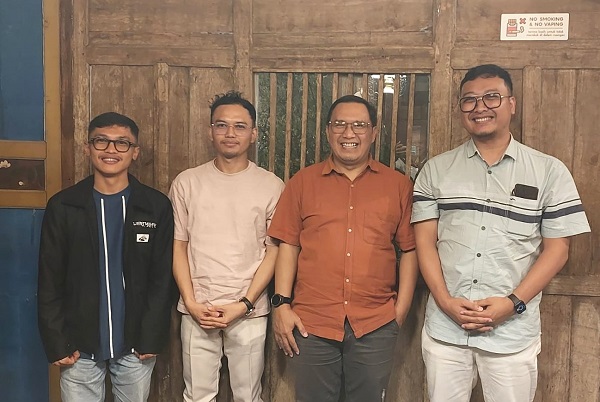 Lulusan Prodi MTI FTI UII bersama Winda Nur Cahyo saat pelepasan di Yogyakarta, Jumat (13/2/2026). (foto : heri purwata)