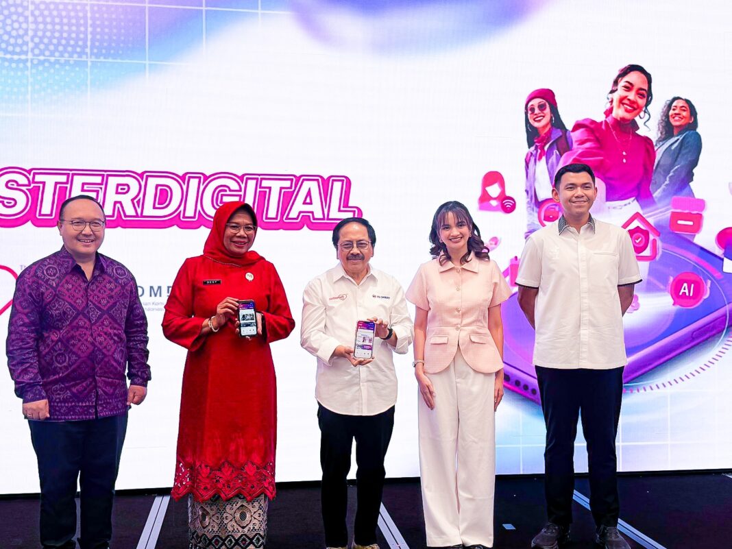 Kepala Badan Pengembangan SDM KemKomdigi RI, Boni Pudjianto, Deputi Bidang Perlindungan Hak Perempuan KPPPA RI, Dra. Desy Andriani, Direktur & Chief Regulatory Officer XLSMART, Merza Fachys, Sabrina Woro Anggraini-Womenpreneur, dan Staf Khusus Menteri KemnKomdigi RI, Alfreno Ramadhan dalam peluncuran fitur terbaru pada aplikasi dan website Sisternet di XLSMART Tower, Jakarta (10/2).