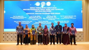 Tujuh Guru Besar Baru UAD.  (foto : istimewa)