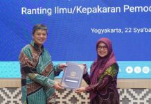 UAD Tambah Tujuh Guru Besar, Kini Miliki 59 Profesor Wakil Rektor Bidang SDM, Norma Sari menerima SK Guru Besar dari Kepala LLDikti V, Setyabudi Indartono untuk tujuh Guru Besar baru UAD, Selasa (10/2/2026). (foto : istimewa)