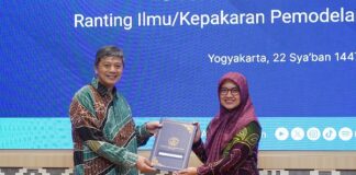 UAD Tambah Tujuh Guru Besar, Kini Miliki 59 Profesor Wakil Rektor Bidang SDM, Norma Sari menerima SK Guru Besar dari Kepala LLDikti V, Setyabudi Indartono untuk tujuh Guru Besar baru UAD, Selasa (10/2/2026). (foto : istimewa)