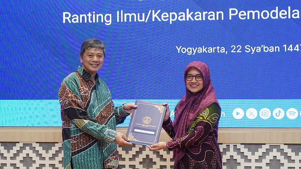 Wakil Rektor Bidang SDM, Norma Sari menerima SK Guru Besar dari Kepala LLDikti V, Setyabudi Indartono untuk tujuh Guru Besar baru UAD, Selasa (10/2/2026). (foto : istimewa)