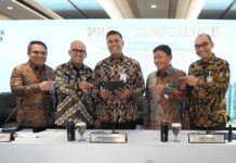 Kinerja Moncer 2025, BSI Perkokoh Peran sebagai BUMN Strategis dan Bank Emas Nasional Direktur Utama BSI Anggoro Eko Cahyo (tengah), Direktur Sales & Distribution BSI Anton Sukarna (kiri), Direktur Finance & Strategy BSI Ade Cahyo Nugroho (dua dari kiri), Wakil Direktur Utama BSI Bob T. Ananta (dua dari kanan) dan Direktur Risk Management BSI Grandhis H. Harumansyah (paling kanan) menyampaikan paparan kinerja Perseroan untuk tahun buku 2025 di Kantor Pusat BSI.