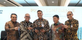 Kinerja Moncer 2025, BSI Perkokoh Peran sebagai BUMN Strategis dan Bank Emas Nasional Direktur Utama BSI Anggoro Eko Cahyo (tengah), Direktur Sales & Distribution BSI Anton Sukarna (kiri), Direktur Finance & Strategy BSI Ade Cahyo Nugroho (dua dari kiri), Wakil Direktur Utama BSI Bob T. Ananta (dua dari kanan) dan Direktur Risk Management BSI Grandhis H. Harumansyah (paling kanan) menyampaikan paparan kinerja Perseroan untuk tahun buku 2025 di Kantor Pusat BSI.