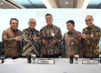 Kinerja Moncer 2025, BSI Perkokoh Peran sebagai BUMN Strategis dan Bank Emas Nasional Direktur Utama BSI Anggoro Eko Cahyo (tengah), Direktur Sales & Distribution BSI Anton Sukarna (kiri), Direktur Finance & Strategy BSI Ade Cahyo Nugroho (dua dari kiri), Wakil Direktur Utama BSI Bob T. Ananta (dua dari kanan) dan Direktur Risk Management BSI Grandhis H. Harumansyah (paling kanan) menyampaikan paparan kinerja Perseroan untuk tahun buku 2025 di Kantor Pusat BSI.