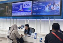 Sambut Ramadan 2026, XLSMART Tebar Promo XL, AXIS, hingga XL SATU Petugas layanan pelanggan XLSMART sedang melayani pelanggan di XL Center, Jakarta Selatan, Selasa (24/2). Menyambut bulan suci Ramadan, XLSMART menghadirkan beragam penawaran spesial melalui layanan XL, AXIS, dan XL SATU untuk menemani pelanggan menjalankan ibadah puasanya dengan nyaman mulai dari sahur hingga berbuka. Promo ini bisa di dapatkan mulai 18 Februari 2026.