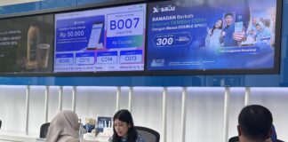 Sambut Ramadan 2026, XLSMART Tebar Promo XL, AXIS, hingga XL SATU Petugas layanan pelanggan XLSMART sedang melayani pelanggan di XL Center, Jakarta Selatan, Selasa (24/2). Menyambut bulan suci Ramadan, XLSMART menghadirkan beragam penawaran spesial melalui layanan XL, AXIS, dan XL SATU untuk menemani pelanggan menjalankan ibadah puasanya dengan nyaman mulai dari sahur hingga berbuka. Promo ini bisa di dapatkan mulai 18 Februari 2026.