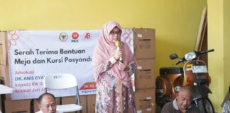 Dukung Peningkatan Kesehatan Masyarakat, Aleg Anis Byarwati Serahkan Bantuan Meja dan Kursi untuk Posyandu di Batu Ampar
