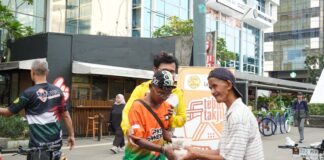 Bike to Work dan Lazismu Tebar Takjil di Sudirman