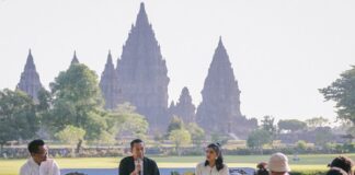 IDM Sambut Pemudik dan Siapkan Momen Kebersamaan Lebaran di Candi Gistang Panutur (tengah) dan Yudhistira Setiawan (kiri) saat memberikan penjelasan kepada wartawan. (foto : istimewa)