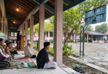 Hujan Tak Surutkan Salat Id di Baleharjo