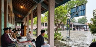 Hujan Tak Surutkan Salat Id di Baleharjo
