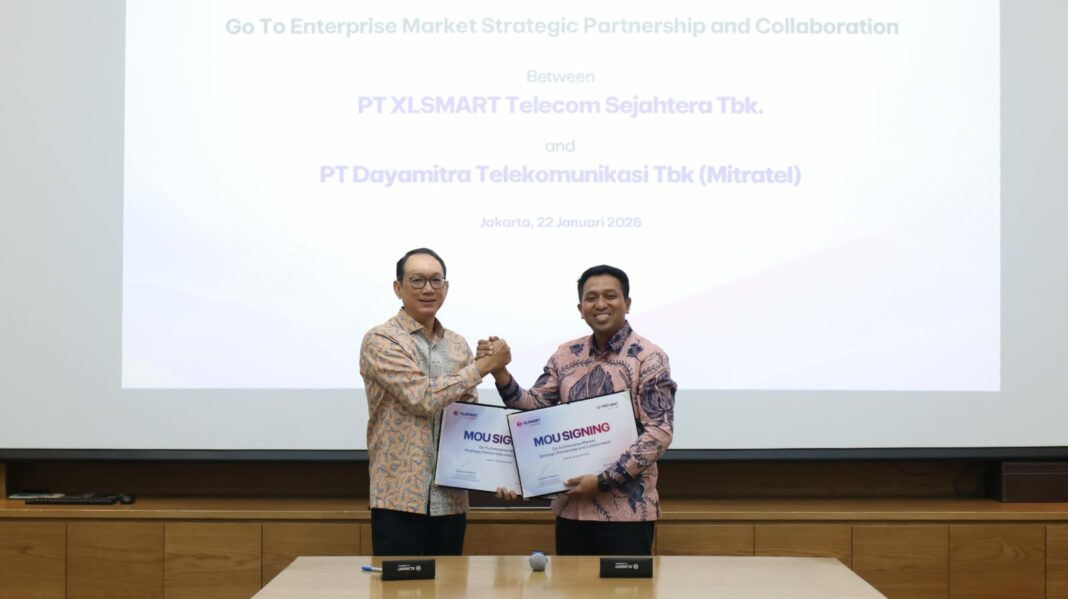 XLSMART FOR BUSINESS (Ki-ka): Andrijanto Muljono, Director & Chief Enterprise Strategic Relationship Officer XLSMART dan Agus Winarno, Direktur Bisnis Mitratel usai penandatanganan Nota Kesepahaman (MoU) kemitraan strategis XLSMART for Business dengan Mitratel di Jakarta (22/1).