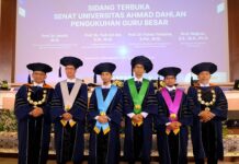 UAD Kembali Kukuhkan Empat Guru Besar, Kini Miliki 54 Profesor Empat Guru Besar yang baru dikukuhkan diapit Rektor UAD, Prof Muchlas dan Ketua Senat UAD, Prof Dwi Sulisworo. (foto : istimewa)