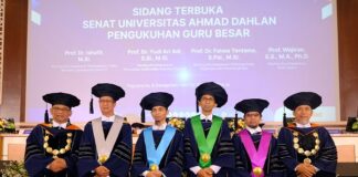 UAD Kembali Kukuhkan Empat Guru Besar, Kini Miliki 54 Profesor Empat Guru Besar yang baru dikukuhkan diapit Rektor UAD, Prof Muchlas dan Ketua Senat UAD, Prof Dwi Sulisworo. (foto : istimewa)