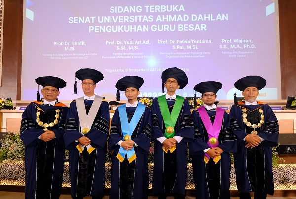 Empat Guru Besar yang baru dikukuhkan diapit Rektor UAD, Prof Muchlas dan Ketua Senat UAD, Prof Dwi Sulisworo. (foto : istimewa)