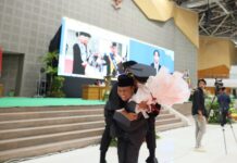 Wisuda UMS Mengharukan, Dekan Gendong Putra Lulus Cumlaude