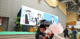 Wisuda UMS Mengharukan, Dekan Gendong Putra Lulus Cumlaude