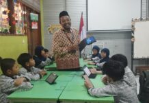 Guru SD Muhammadiyah 1 Solo Manfaatkan AI untuk Pembelajaran Islam Interaktif