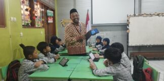 Guru SD Muhammadiyah 1 Solo Manfaatkan AI untuk Pembelajaran Islam Interaktif