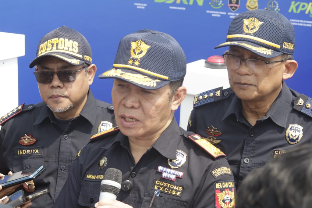 Kepala Kantor Wilayah DJBC Banten, Ambang Priyonggo, menyampaikan apresiasi kepada seluruh aparat penegak hukum, pemerintah daerah, serta masyarakat yang telah berperan aktif dalam mendukung upaya pemberantasan barang kena cukai ilegal di wilayah Banten