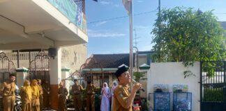 Upacara SD Muhammadiyah 24 Gajahan Tekankan Disiplin Siswa