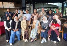 MTI UII Bekali Lulusan Kuasai Business Intelligence Pelepasan tujuh lulusan MTI UII oleh Winda Nur Cahyo, Ketua Prodi MTI UII. (foto : heri purwata)